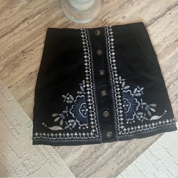 Francesca's Mi Ami Montana Button Embroidered Mini Skirt Size Small - Picture 6 of 7